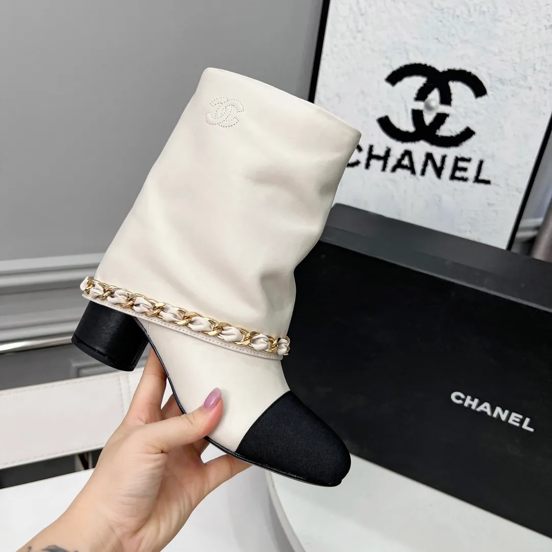 👟👟Ex-factory price 980👟👟 High version of Chanel CHANEL, 🌞🌞🌞Xiaoxiang’s latest boots for autumn and winter 2025, a must-have item for this autumn and winter! ! Ms. Chanel loves simple yet irresistible combinations to show her unique style. Mix and match freely to shine⚡Follow Grandma’s fashion steps! ! ! The top-notch craftsmanship and texture are perfectly presented. No matter any details, you can compare them with the counters. The best quality products can be entered and exited from the counters at will! ! ❶Material: imported cowhide ❷Inner lining: cowhide lining ❸Feet: cowhide lining ❹Outsole: original Italian leather outsole ❺Heel height: 5.5cm ❻Boot shaft height: 8 inches ❼Number: 35-40 (40 and 41 are customized and cannot be returned)